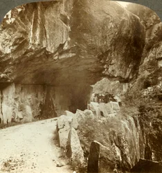 La meravigliosa strada di Bratlandsdal, scavata attraverso pareti di roccia solida, Norvegia, c1905