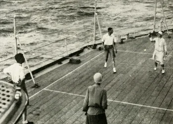 Le loro Maestà, in una partita di Deck Quoits sul ponte dell