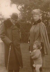 Le loro Maestà il Re e la Regina con la Principessa Elisabetta a Craigweil House, Bognor, c1930