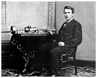 Thomas Alva Edison, inventore americano, con il suo fonografo, c. 1878 1955