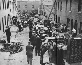 Migliaia furono improvvisamente resi senzatetto, c1940 1942