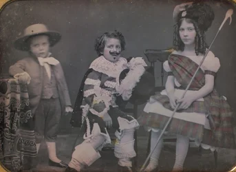 Tre bambini in costume