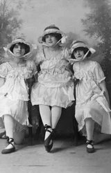 Tre giovani donne, fotografate negli Studi Gales, inizio XX secolo