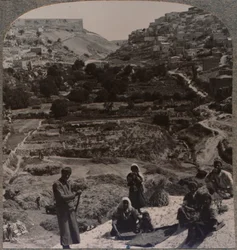 Trebbiare sul tetto, con vista sulla valle di Cedron, c. 1900