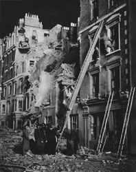 Attraverso la lunga notte gli uomini del soccorso al lavoro, cercando, aiutando in sicurezza, 1941-1942