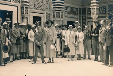 Turisti in escursione da una crociera, possibilmente a Sidi Bou Said, Tunisia, 1936