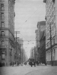 Facciate torreggianti di una delle vie commerciali più trafficate della città, c1935