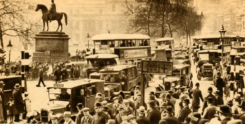 Traffico in Trafalgar Square, Londra, 1933