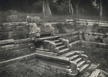 Scala in una piscina murata, Anuradhapura, 1926