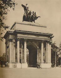 Arco di trionfo spostato da Hyde Park a Constitution Hill, c. 1935
