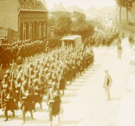 Truppe in marcia, Alveringem, Fiandre, Belgio, c1914-c1918