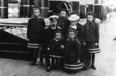 Zar Nicola II e Zarina Alessandra di Russia e i loro figli, 1907