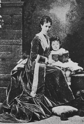Zarina Maria Feodorovna di Russia con lo zarevic Nicola, c1873