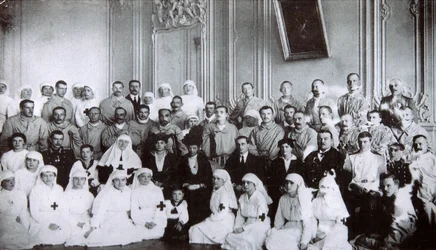 Zarina Maria Fyodorovna di Russia in visita a un ospedale a Kiev, 1915