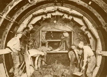 Scavo del tunnel della metropolitana con lo scudo di perforazione Greathead