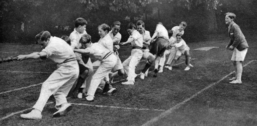 Tiro alla fune alla giornata sportiva della Mill Hill Junior School, Londra, 1926-1927