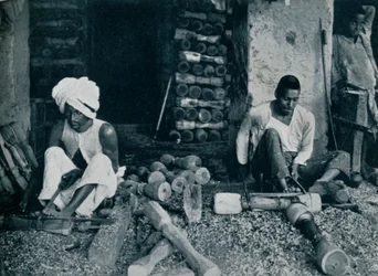 Tornitura di gambe di letto in legno, c. 1942