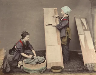 Due donne giapponesi che posano con il bucato