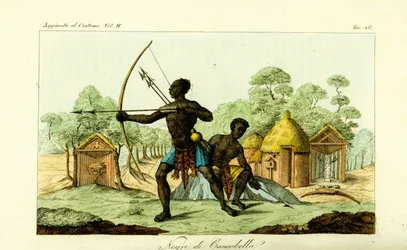 Due uomini di Luanda di Cancobella, Angola, con archi e frecce, davanti a abitazioni, capanne, altari sacri, ecc.