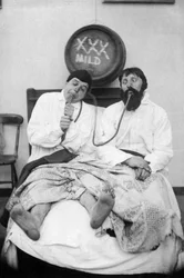 Due uomini ubriachi in un letto, 1906