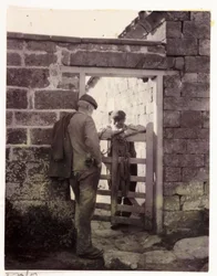 Due uomini che parlano sopra un cancello, circa 1905