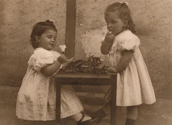 Due giovani ragazze a un tavolo