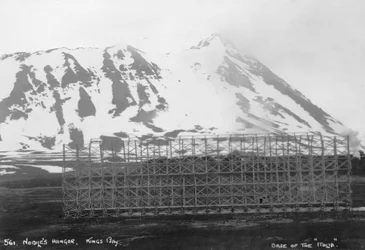 Hangar di Umberto Nobile, base del dirigibile Italia, Kongsfjorden, Spitzbergen, Norvegia, 1929