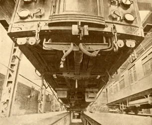 Sotto la metropolitana: Sotto una carrozza elettrica della District Railway, 1930