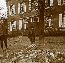 Proiettile inesploso da 380, Verdun, Francia settentrionale, c1914-c1918