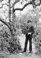 Regno Unito: Il fotografo JT Newman con la sua macchina fotografica a lastre. c1890