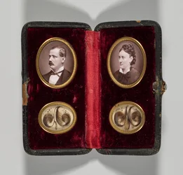 Senza titolo, custodia con ritratti di un uomo e una donna e ornamenti per capelli, c. 1870