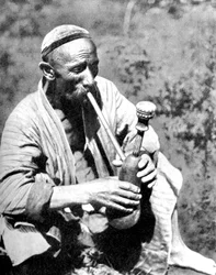 Uomo uzbeko che fuma calian, Samarcanda, 1936