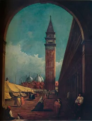 Venezia: Una fiera in Piazza San Marco vista attraverso un arco all
