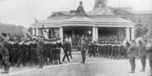 Parata della vittoria passando per il Victoria Memorial e Buckingham Palace, Londra, 19 luglio 1919