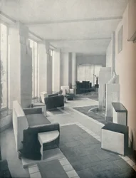 Veduta della Sun Room alla luce del giorno, mostrando le tre finestre e colonne, 1930