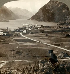 Tetti del villaggio e campi soleggiati di Odde, N. lungo il Sorfjord circondato da montagne, Norvegia, 1905