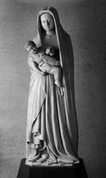 Scultura della Vergine e del Bambino attribuita a Giovanni di Cambrai (fine XIV secolo). 1408. Chiesa dei Celestini, Marcoussis (Essonne)