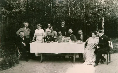 Visitatori con lo scrittore russo Alexander Kuprin e la sua famiglia, Gatchina, Russia, inizio 20° secolo