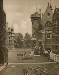 Vista dei giardini del Middle Temple da Fountain Court, c1935