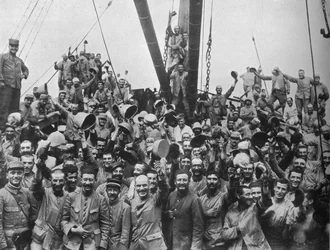 Vive la France: truppe francesi a bordo di un trasporto verso i Dardanelli, 1915