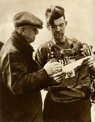 Volontario che va a recuperare i corpi nel disastro della miniera di Gresford, Galles, 1935
