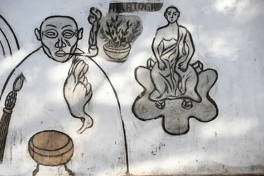 Dipinto murale voodoo al mercato feticista di Akodessewa, noto come il più grande mercato voodoo del mondo. Lomé, Togo
