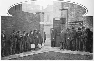In attesa di ammissione alla St Marylebone Workhouse, Luxborough Street, Londra, c1901 1903