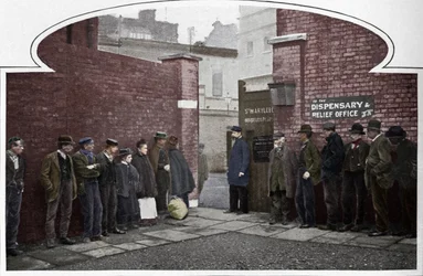 In attesa di ammissione alla St Marylebone Workhouse, Luxborough Street, Londra, c1901 1903