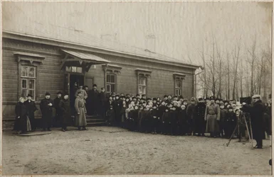 In attesa della rimozione del corpo di Lev Tolstoj alla stazione di Astapovo, 20 novembre 1910, 1910