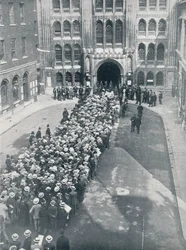 In attesa di entrare nella Guildhall per il primo grande incontro di chiamata alle armi di Mr. Asquith, 1914