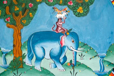 Murale che raffigura la leggenda dei quattro amici; elefante; scimmia; coniglio e gallo; Kharbadi Gompa; Phuentsholing; Regno del Bhutan