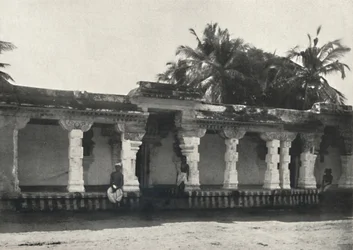 Wandelhalle di un tempio indù, Ceylon, 1926