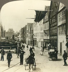 Magazzini lungo il molo nella città vecchia di Bergen, per secoli il grande mercato del pesce della Norvegia, c. 1905