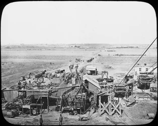Lavaggio degli attrezzi e dei pavimenti in una miniera, Sudafrica, c1890